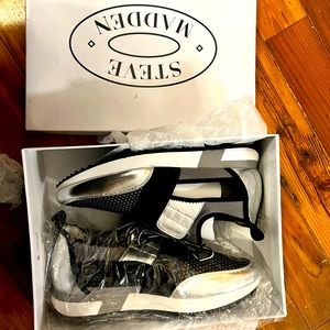 Artic silver Steve Madden sneaker (EUC) only worn once size11 women’s but unisex